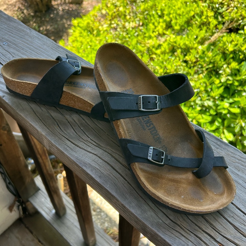 Women’s Birkenstock Mayans Black leather toe loop. Size 39